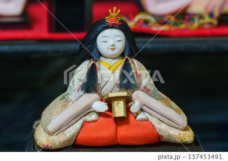雛人形、ひな人形を飾る、ひな祭り、雛様、飾り、雛祭り、おひなさま、春の花、 137453491