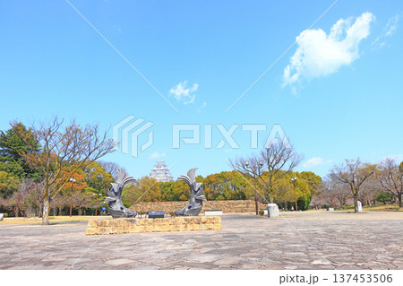兵庫県姫路市、城見台公園から見た国宝姫路城と鯱の風景 137453506