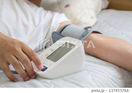 体調不良で血圧を測る(血圧計) 137453768