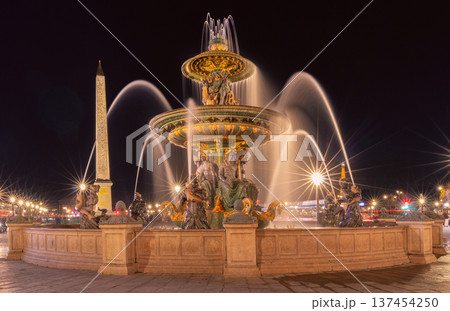 Illuminated fountain at Place de la Concorde in Paris at night 137454250