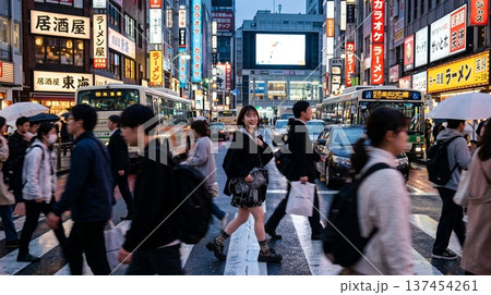 横断歩道を渡りながらカメラに向かって微笑む女性 137454261
