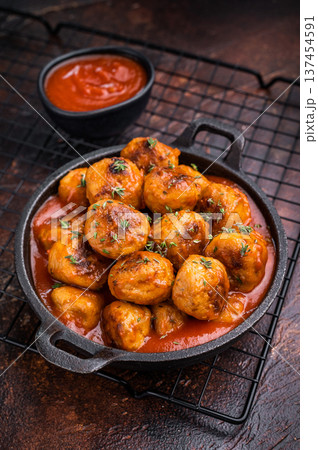 Juicy meatballs, perfectly seasoned and beautifully browned, ready to be served with marinara sauce. A classic comfort food that never disappoints. brown background. top view 137454591