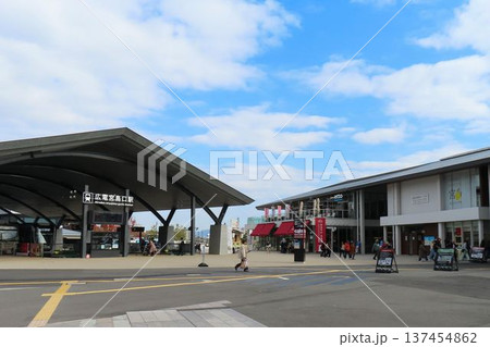 広電宮島口駅とフェリーターミナル直結のetto 137454862