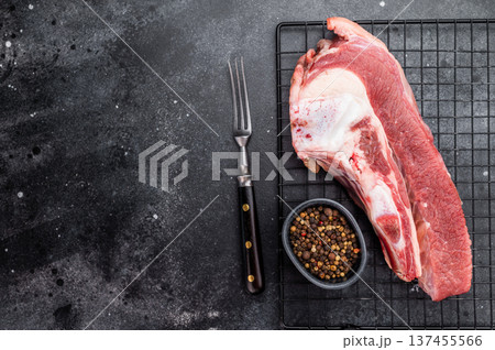 Raw bone-in beef cut combining ribs and belly area. Great for braising, roasting, barbecue and traditional comfort food recipes. 137455566