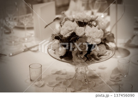 結婚式の円卓の花飾り 137456090