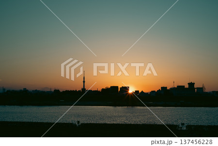 江戸川河川敷からの東京都の夕景 江戸川河川敷からの東京都の夕景 137456228