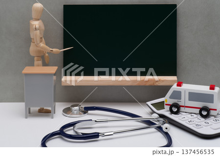 黒板を示すデッサン人形と救急車と聴診器 137456535