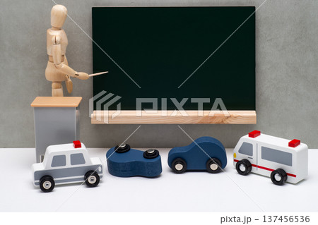 黒板を示すデッサン人形と衝突した自動車と救急車両 黒板を示すデッサン人形と衝突した自動車と救急車両 137456536