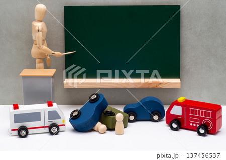 黒板を示すデッサン人形と衝突した自動車と救急車両 137456537