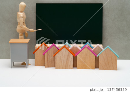黒板を示すデッサン人形と自治会のイメージ 137456539