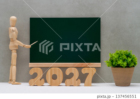 2027年の木製ブロックと黒板とデッサン人形 137456551