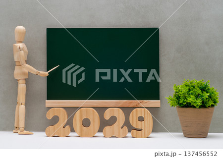 2029年の木製ブロックと黒板とデッサン人形 2029年の木製ブロックと黒板とデッサン人形 137456552