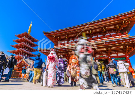 日本の東京都市景観インバウンドは続く…外国人観光客らで賑わう浅草寺。華やかな気分に…＝3月8日 137457427