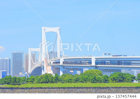 東京都港区、レインボーブリッジの風景 137457444