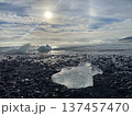 海岸に漂流した流氷 137457470