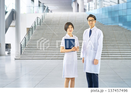 こちらを見る医師と看護師 信頼 笑顔 病院 案内 医療 全身 コピースペース 安心 誠実 137457496