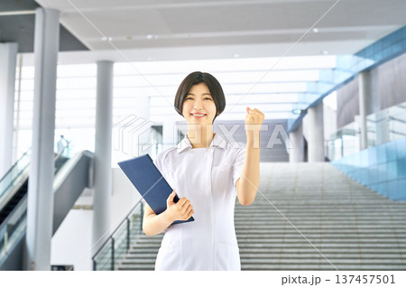 ガッツポーズをする笑顔の看護師 医療従事者 病院の階段 背景 ガッツポーズをする笑顔の看護師 医療従事者 病院の階段 背景 137457501