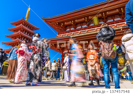 日本の東京都市景観インバウンドは続く…外国人観光客らで賑わう浅草寺。華やかな気分に…＝3月8日 137457548