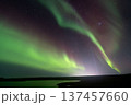 湖畔上のオーロラ 137457660