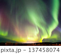 夜空一面のオーロラ 137458074
