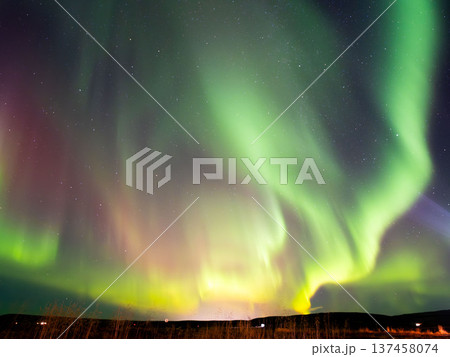 夜空一面のオーロラ 137458074