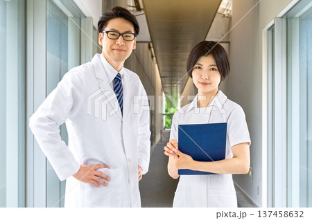 笑顔で信頼感のある医師と看護師の男女 病院の廊下 医療従事者 医療現場 上半身 ポートレート 137458632