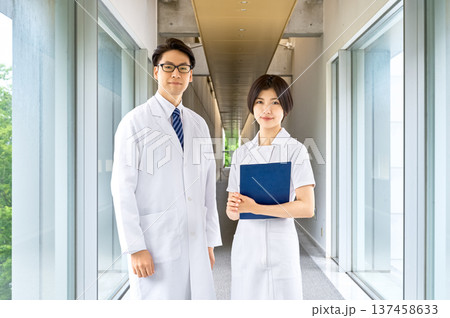 病院の廊下に立つ医師と看護師の男女 医療従事者 信頼感 上半身 正面 ポートレート 137458633