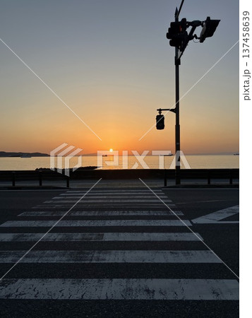 館山市 八幡海岸の夕暮れ 道路と横断歩道のシルエット 館山市 八幡海岸の夕暮れ 道路と横断歩道のシルエット 137458639