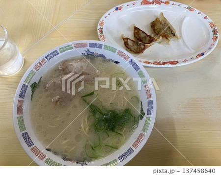 日本の定番ランチ 醤油豚骨ラーメンと焼き餃子のセット 137458640