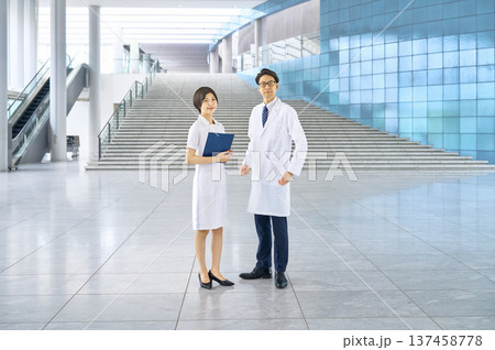 医療業界の求人採用イメージ 病院内を歩く笑顔の医師と看護師 チーム医療 活気 躍動感 未来 希望 137458778