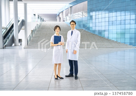 医療業界の求人採用イメージ 病院内を歩く笑顔の医師と看護師 チーム医療 活気 躍動感 未来 希望 137458780