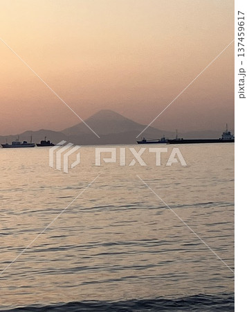 夕暮れの東京湾と富士山のシルエット 穏やかな冬の波打ち際 千葉県館山市 夕暮れの東京湾と富士山のシルエット 穏やかな冬の波打ち際 千葉県館山市 137459617