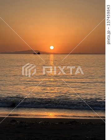 黄金色に輝く夕日と東京湾の波打ち際 千葉県館山市 八幡海岸 黄金色に輝く夕日と東京湾の波打ち際 千葉県館山市 八幡海岸 137459843