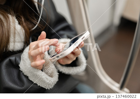 電車でスマホを見る女性 137460022