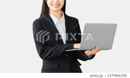 パソコンを持つ若い女性・ビジネスウーマン パソコンを持つ若い女性・ビジネスウーマン 137460199