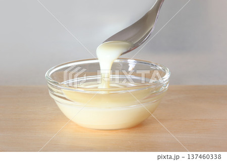 調味料　13　スプーンですくった練乳 137460338