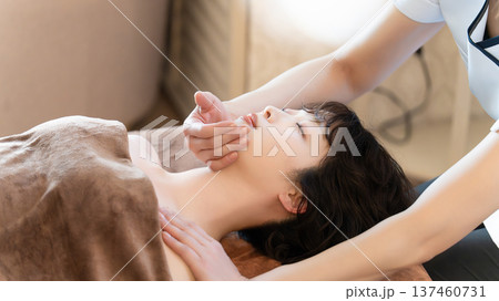 エステ・マッサージの施術を受ける女性 エステ・マッサージの施術を受ける女性 137460731
