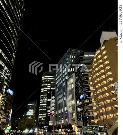 夜空を見上げる都市ビルと街灯のある街並み 137460935