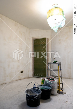 plastered room with rough finishing 137461066