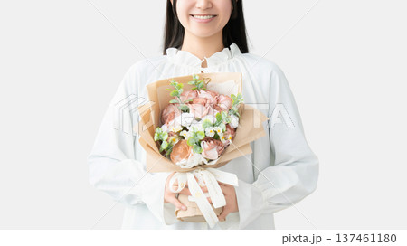 花束を持つ笑顔の女性・母の日イメージ 137461180