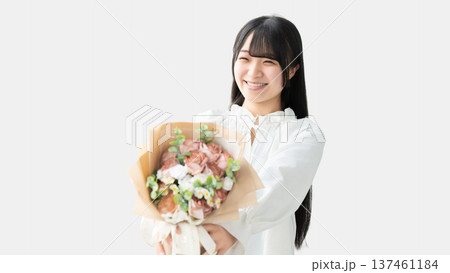 花束を渡す笑顔の女性・母の日イメージ 137461184