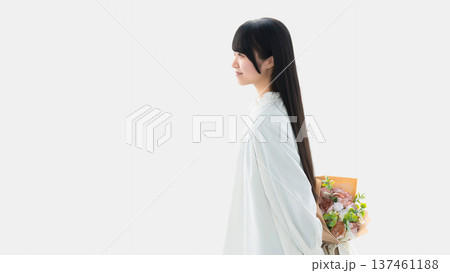 花束を持つ笑顔の女性・母の日イメージ 花束を持つ笑顔の女性・母の日イメージ 137461188