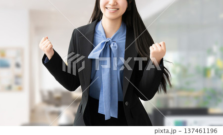 元気にガッツポーズをする若い女性・ビジネスウーマン 元気にガッツポーズをする若い女性・ビジネスウーマン 137461196
