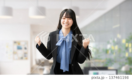 元気にガッツポーズをする若い女性・ビジネスウーマン 元気にガッツポーズをする若い女性・ビジネスウーマン 137461198