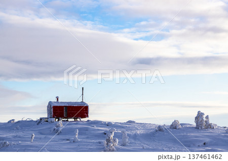 mobile house balok, insulated trailer on runners 137461462