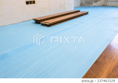 laying laminate flooring in living room 137461529