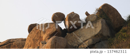 Unique  balancing boulder in Basapur, Hampi, India. 137462311