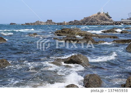 庄内海岸の岩場風景 137465938