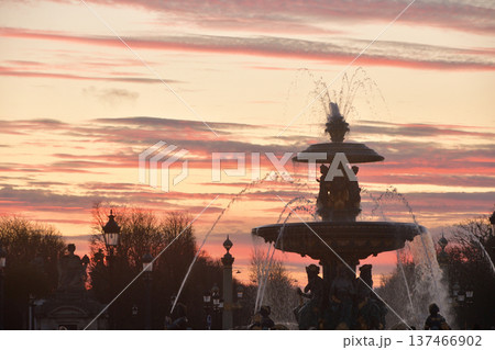 夕焼けに染まるパリのコンコルド広場の風景 フランス・パリ 2026年3月2日撮影 夕焼けに染まるパリのコンコルド広場の風景 フランス・パリ 2026年3月2日撮影 137466902