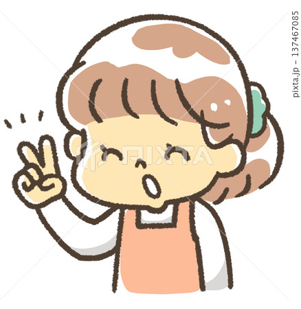 ピースをするエプロン姿の女性 137467085